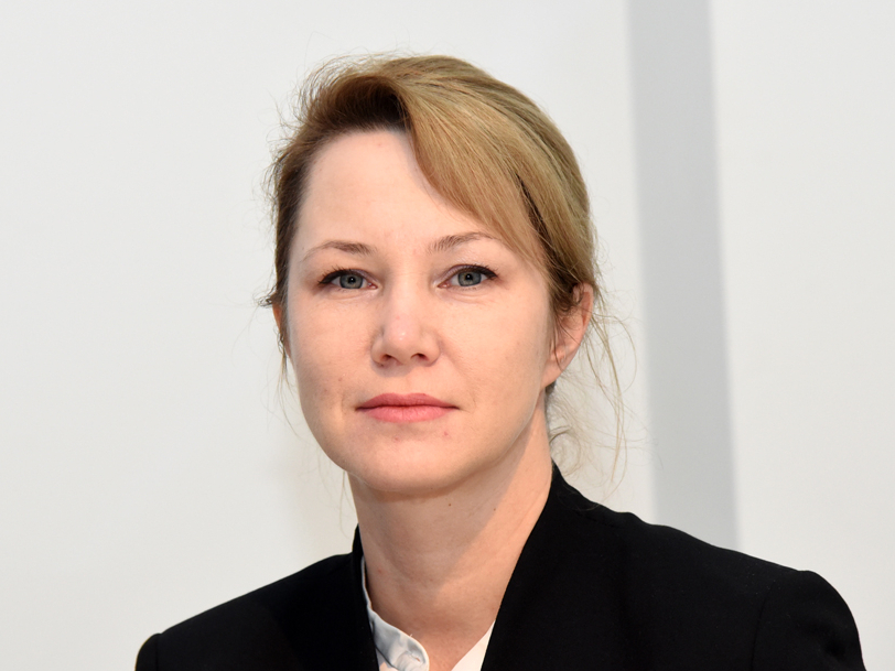 Datu valsts inspekcijas direktores vietniece Lāsma Dilbe: “Mēs esam pētījuši, lai mēģinātu noskaidrot, kurš ir konkrētās mājaslapas uzturētājs, un konstatējuši, ka tās pārsvarā ir ārzemēs reģistrētas personas, kurām netiekam klāt, jo telefona numuri ir slēgti un nav citu iespēju, kas ļautu noskaidrot, kurš ir atbildīgs par konkrēto reklāmu.”