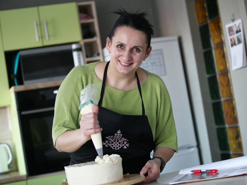 Virtuve Kristīnes Kristjansones dzīvoklī ilgstoši kalpo arī par vietu kūku cepšanai un medus našķu gatavošanai.