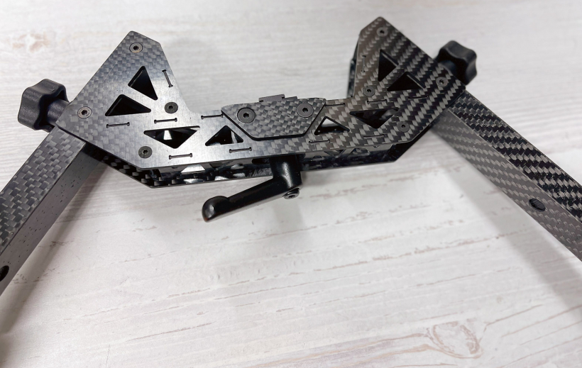 Izmantojot sviru atbalsta apakšpusē, iespējams mainīt ieroča sasvērumu.