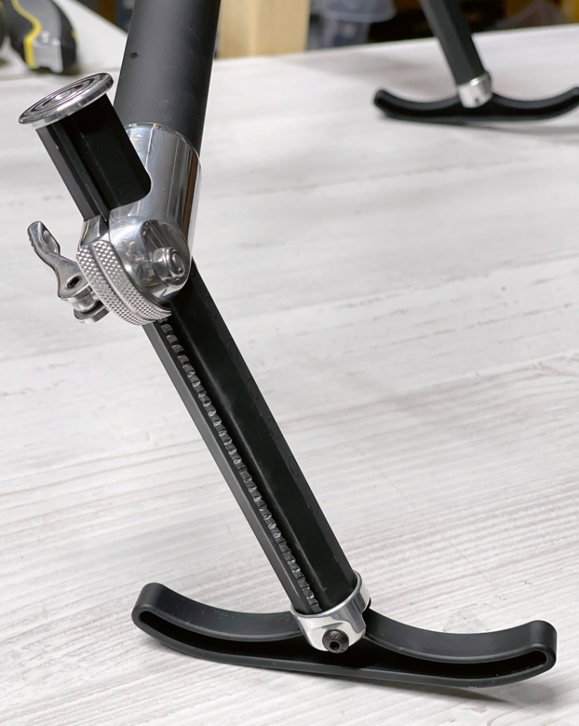 Šī atbalsta pēdām ir jābūt slīdošām, lai atsitiena brīdī ierocis precīzi un netraucēti virzītos atpakaļ šāvēja plecā.