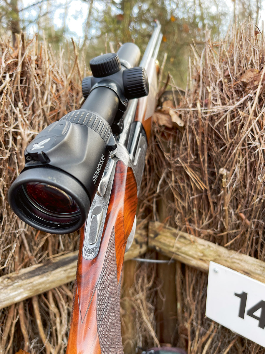 Šim skaistulim ir 55 cm garš stobrs, tam ir iespējams piestiprināt optisko tēmēkli. Ieroča svars – 3,150 kg. Laides garums – 375 mm. Ierocim ir arī ārējie tēmēkļi. Šim gravējums ar mežacūku.