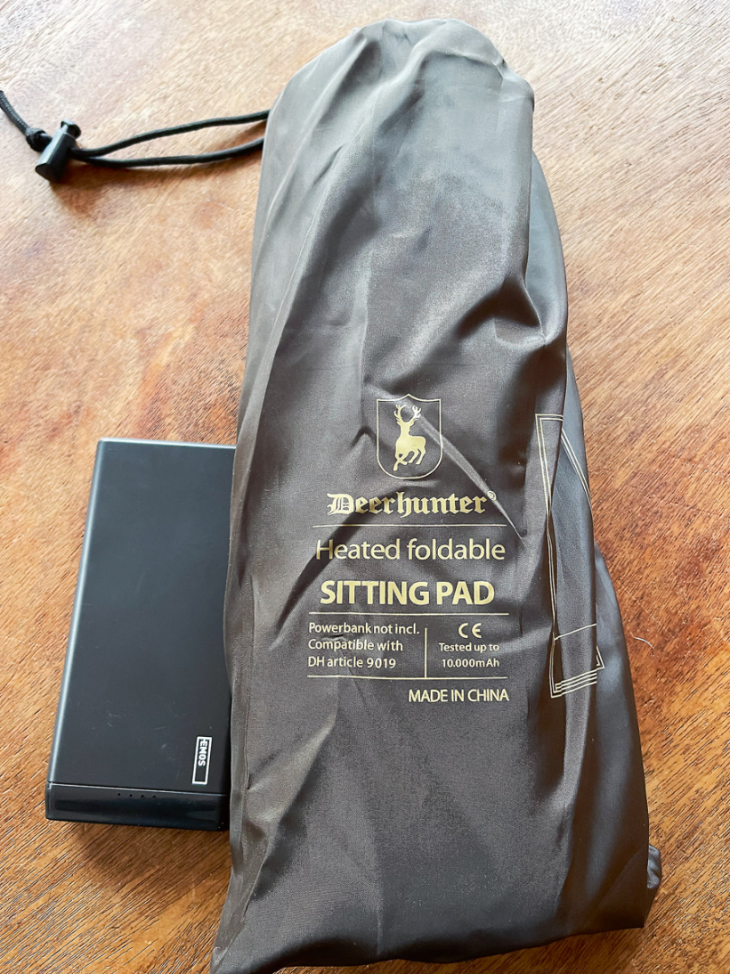 Paklājiņš + bateriju banka. Tā komplektā nenāk.