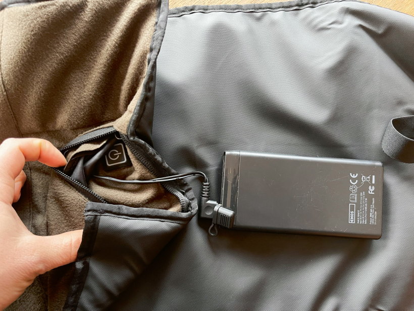 Paklājiņam īpaša kabatiņa, kurā ielikt enerģijas avotu. Saslēdz un ieslēdz. Viss notiek. Izmanto jebkuru bateriju banku. Sildīšanas process sākas ļoti ātri.