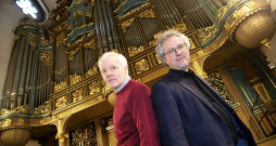 Ērģeļu restaurators Viesturs Ilsums (no kreisās) un Rīgas Doma mūzikas direktors Aigars Reinis.