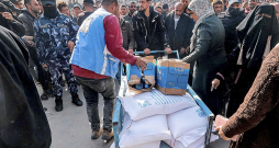 ANO Palestīniešu bēgļu aģentūras darbinieki pagājušā gada 12. decembrī Gazas joslas pilsētā Rafāhā izsniedz humāno palīdzību.
