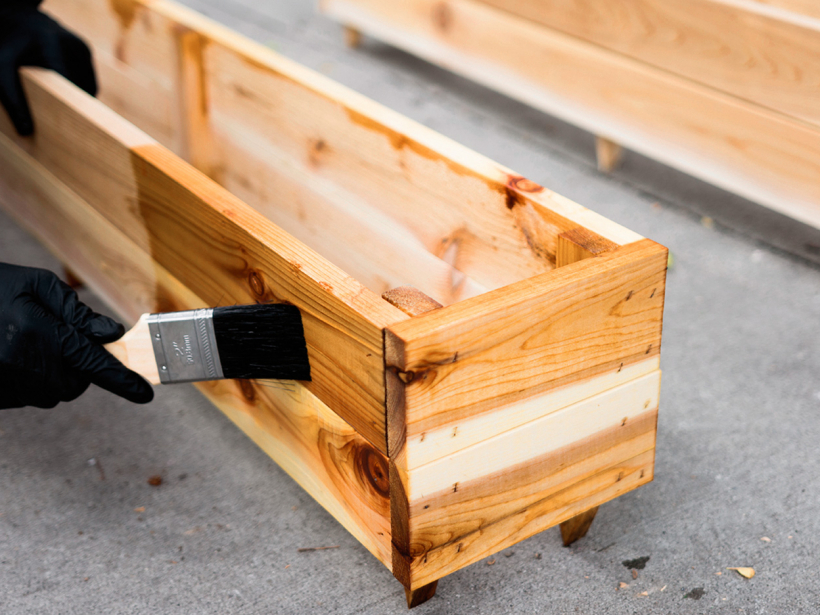 Koka virsmām jābūt tīrām un sausām, ar eļļu tās jāpiesūcina divas reizes.