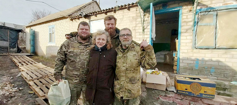 Nacionālās gvardes ātrās reaģēšanas brigādes “Rubež” karavīri “Mazais” (no kreisās), “Loki” un “Vēsturnieks” – viņam līdzās dzīvesbiedre, “Zemessarga” autore Natalka Pozņaka-Homenko.