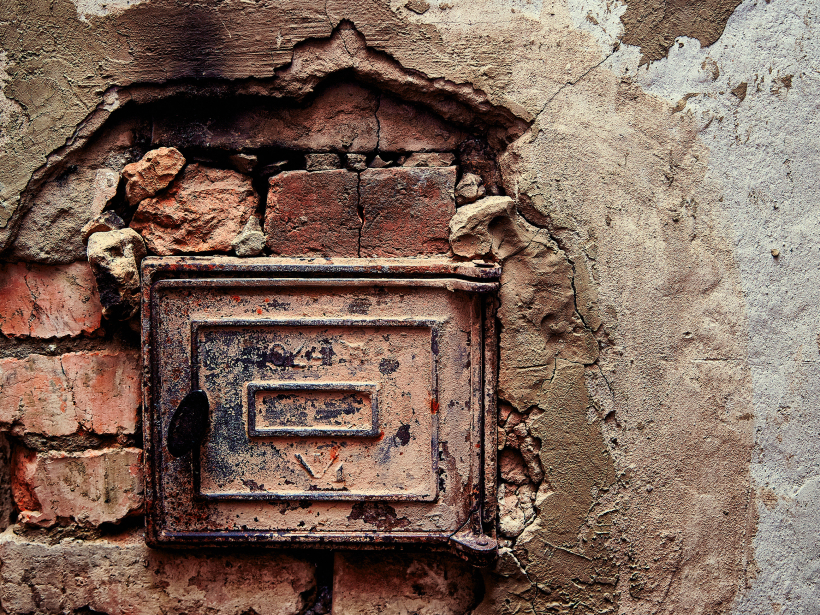 Ar laiku gar plīts virsmas malām veidojas spraugas, caur kurām mājās iekļūst dūmgāzes