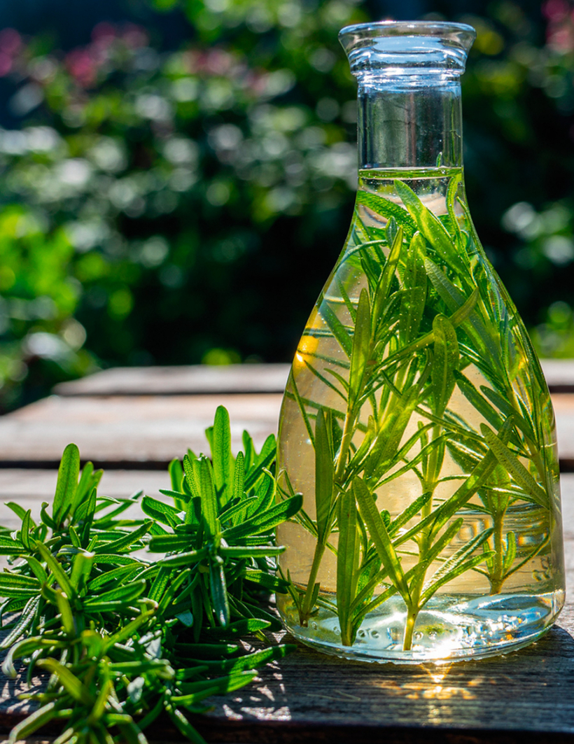 Ar rozmarīnu un čili bagātināta eļļa
.