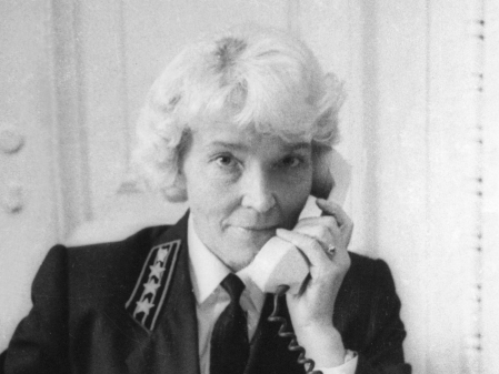 Rita Aksenoka pie telefona. 1985. gads.