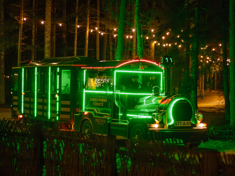 Izgaismotais pasaku bānītis iepriecina mazos apmeklētājus.