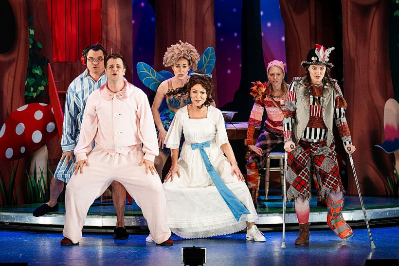 Dailes aktieri ar uzdevumu tiek galā tīri labi un par komikas trūkumu izpildīto lomu zīmējumos grēks būtu sūdzēties.