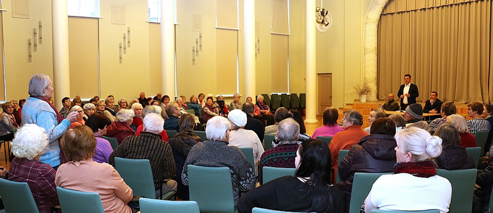 Auces pensionāru biedrība 24. janvārī organizēja tikšanos Auces pilsētas kultūras namā ar Dobeles novada domes vadību, lai kopīgi panāktu, ka vietējā pasta nodaļa Aucē tomēr tiktu saglabāta.