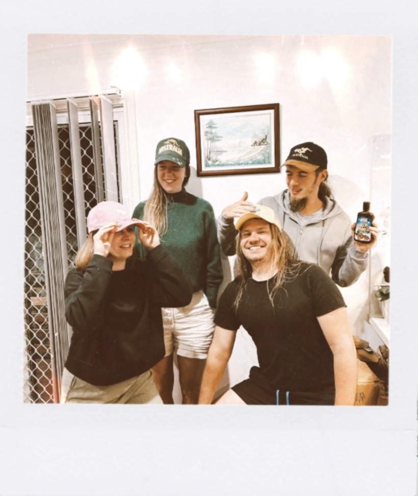 "Jōra" ar uzdāvinātām cepurītēm.