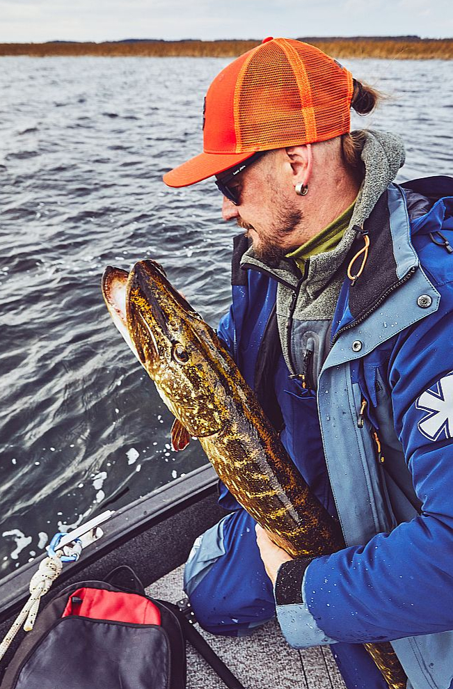Ja ir vēlme pozēt fotoobjektīvam ar tikko noķerto zivi, vēlams izvairīties piespiest lomu pie jakas – tas aiztaupīs makšķerēšanas tērpam lieku mazgāšanas reizi.