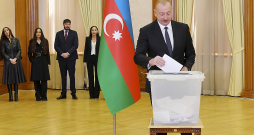 Azerbaidžānas prezidents Ilhams Alijevs un viņa ģimenes locekļi vēlēšanās nobalsoja Kalnu Karabahas pilsētā Hankendi (Stepanakertā).