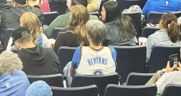 Dāvis Bertāns. Skatītāja ar Bertāna krekliņu NBA spēlē. 