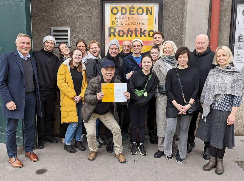 Dailes teātra izrādes "Rothko" komanda Parīzē.