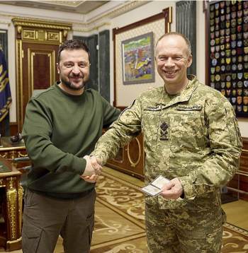 Ukrainas prezidents Volodimirs Zelenskis (no kreisās) un jaunais bruņoto spēku virspavēlnieks Oleksandrs Sirskis Kijivā pēc jaunās militārās vadības apspriedes.