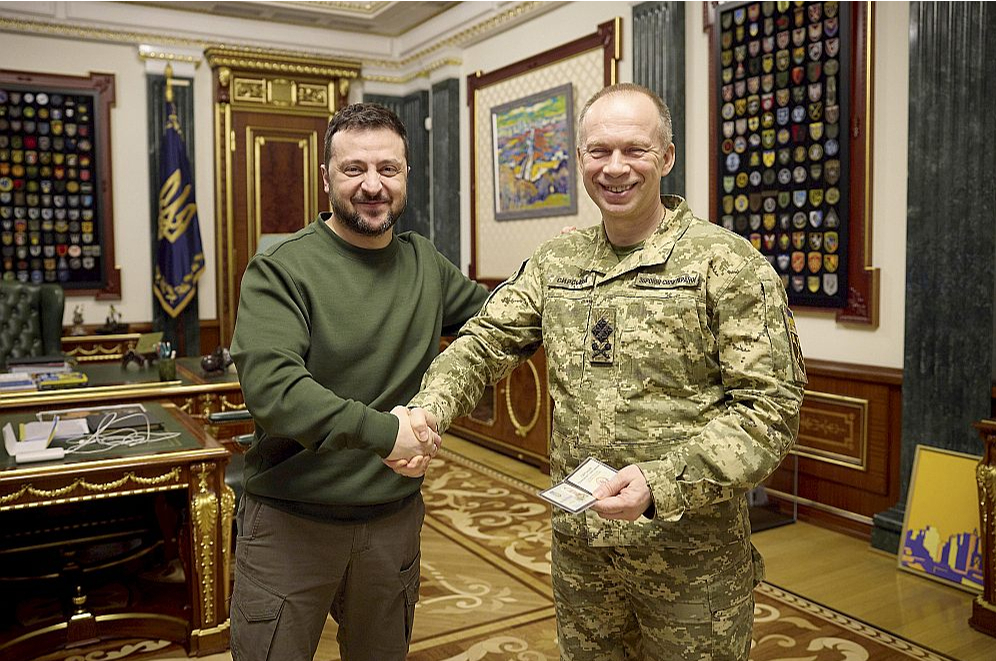 Ukrainas prezidents Volodimirs Zelenskis (no kreisās) un jaunais bruņoto spēku virspavēlnieks Oleksandrs Sirskis Kijivā pēc jaunās militārās vadības apspriedes.