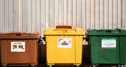 Rīgā no 2024. gada 1. marta bioloģisko atkritumu konteineriem jābūt pie katras daudzdzīvokļu ēkas, ja tajā ir vairāk par 10 dzīvokļiem.
