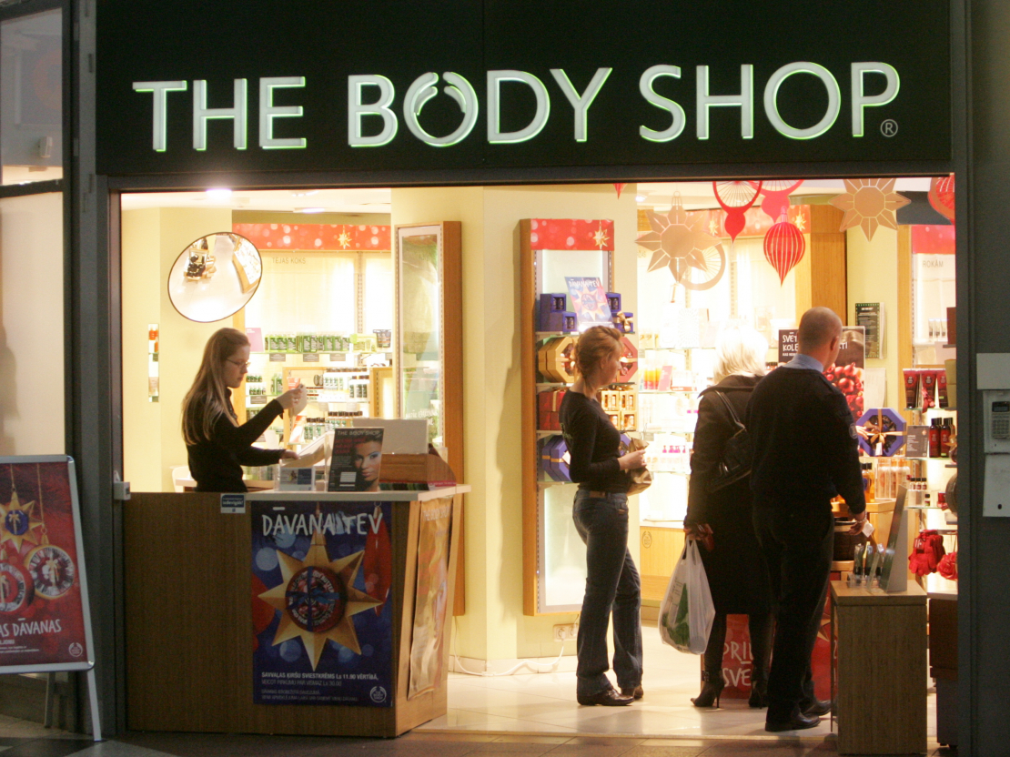 "The Body Shop" veikals Rīgas Centrālās Dzelzceļa stacijas vestibilā.