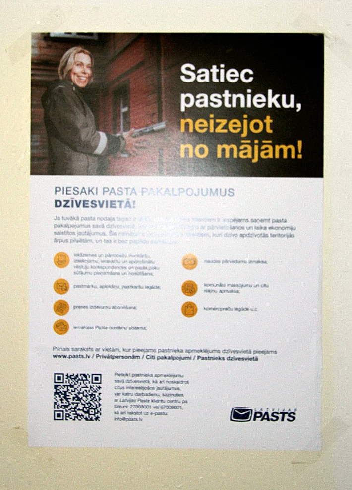 Paziņojums uz slēgtās Barkavas pasta nodaļas durvīm.