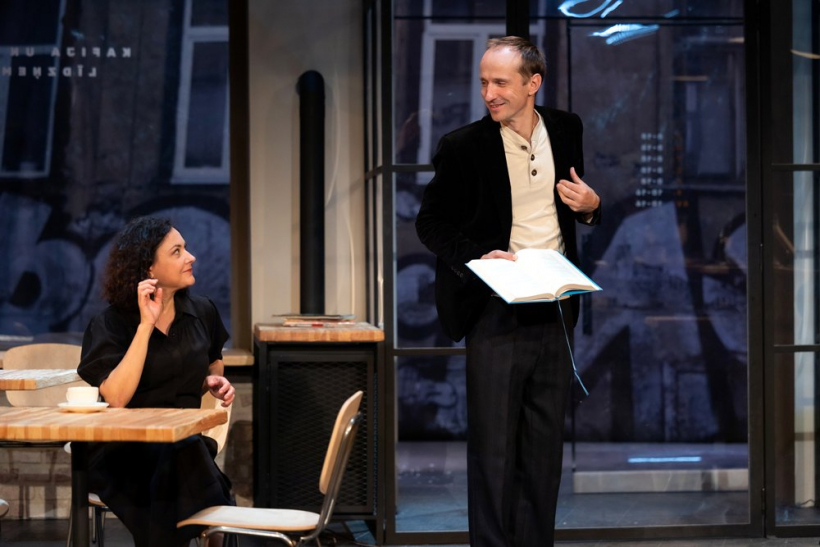 Skats no izrādes “Dublinieši Miera ielā” Jaunajā Rīgas teātrī.