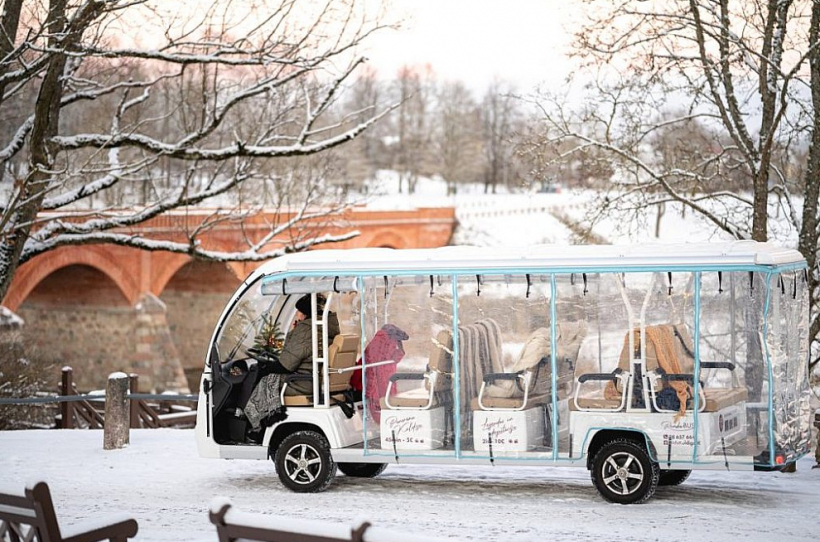 Elektrobusiņa ekskursijas pa Kuldīgu ir pieejamas visu gadu. Busa vadītāja Inga Trumsiņa pie viena ir arī gide, kas pilsētas viesus nenogurstoši iepazīstina ar Kuldīgu un tas vēsturi.