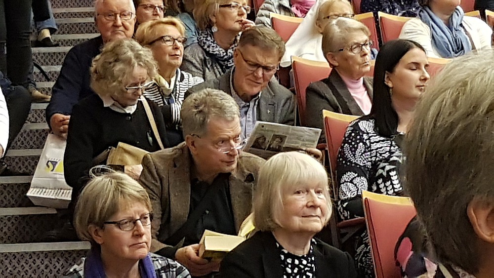 Somijas toreizējais prezidents Sauli Nīniste 2018. gada grāmatu izstādes laikā Turku brīvu vietu atrada vien uz lasītavas kāpnēm.