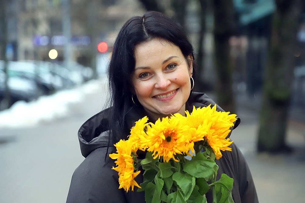 "Saulespuķes kļuvušas par Ukrainas simbolu, jo tās, tāpat kā ukraiņi, tiecas pēc siltuma un gaismas," "Kultūrzīmēm" pastāstīja ukraiņu dziedātāja Oksana Nikitjuka.