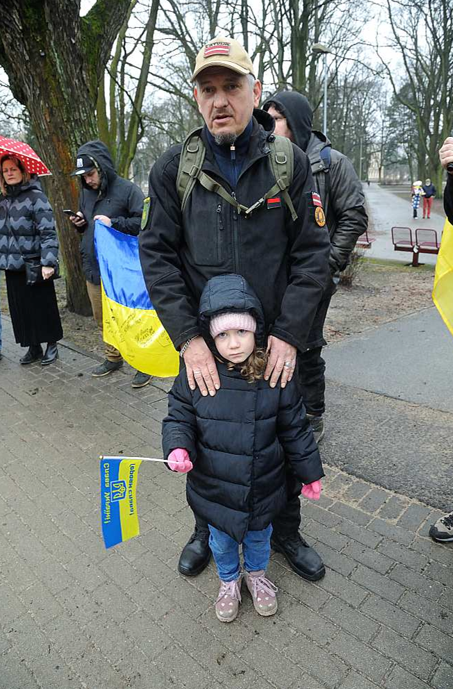Uz atbalsta pasākumu Ukrainai vairāki cilvēki bija ieradušies kopā ar bērniem.