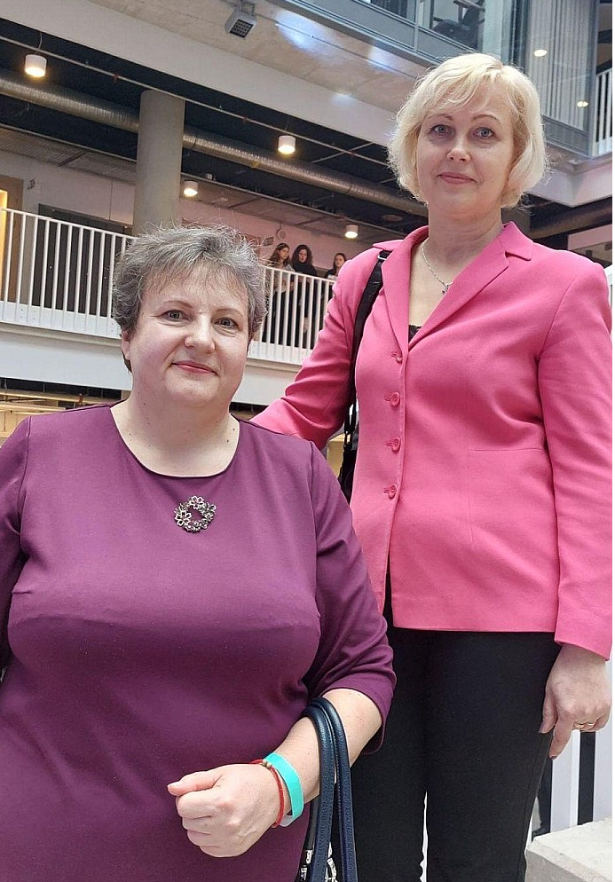 Rugāju vidusskolas skolotājas Ilze Dobrovoļska (no kreisās) un Sanita Ciukora saņem savas skolas nopelnīto balvu par ieguldīto darbu skolēnu sagatavošanā studijām Latvijas Universitātē.