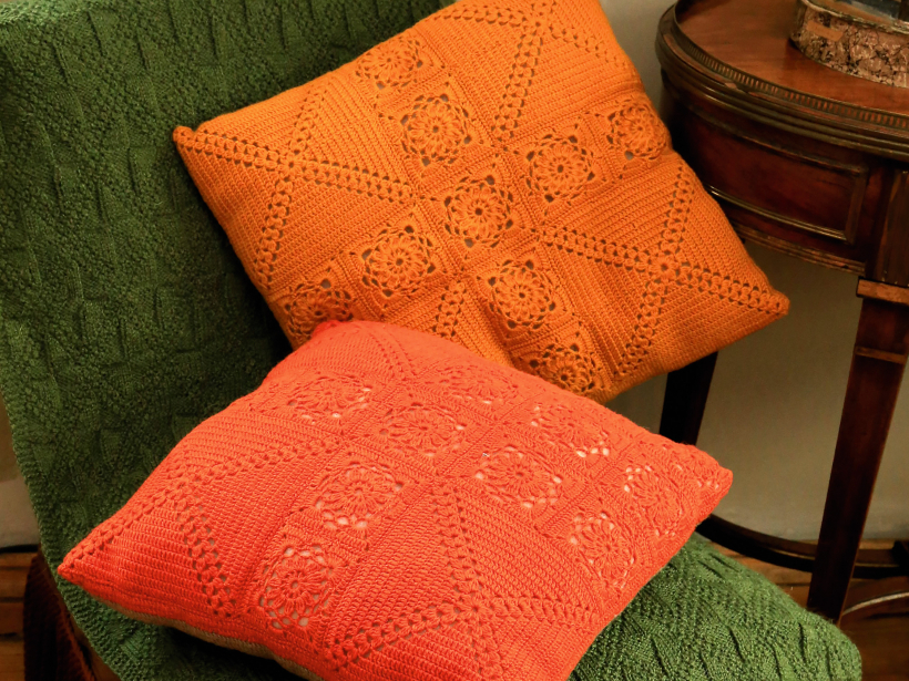 Tamborēti spilveni.