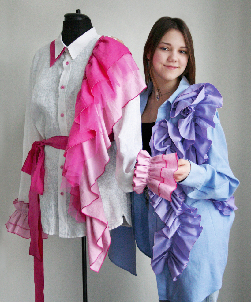 Rozā un zilais krekls.