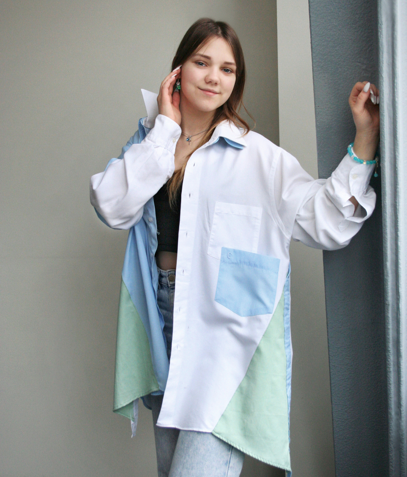 Krekls ar zili zaļu niansētu toņu audumu ielaidumiem.