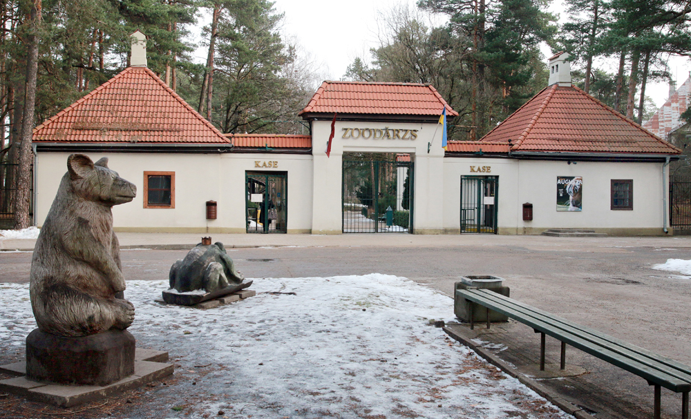 Pie Rīgas Nacionālā zooloģiskā dārza ieejas.