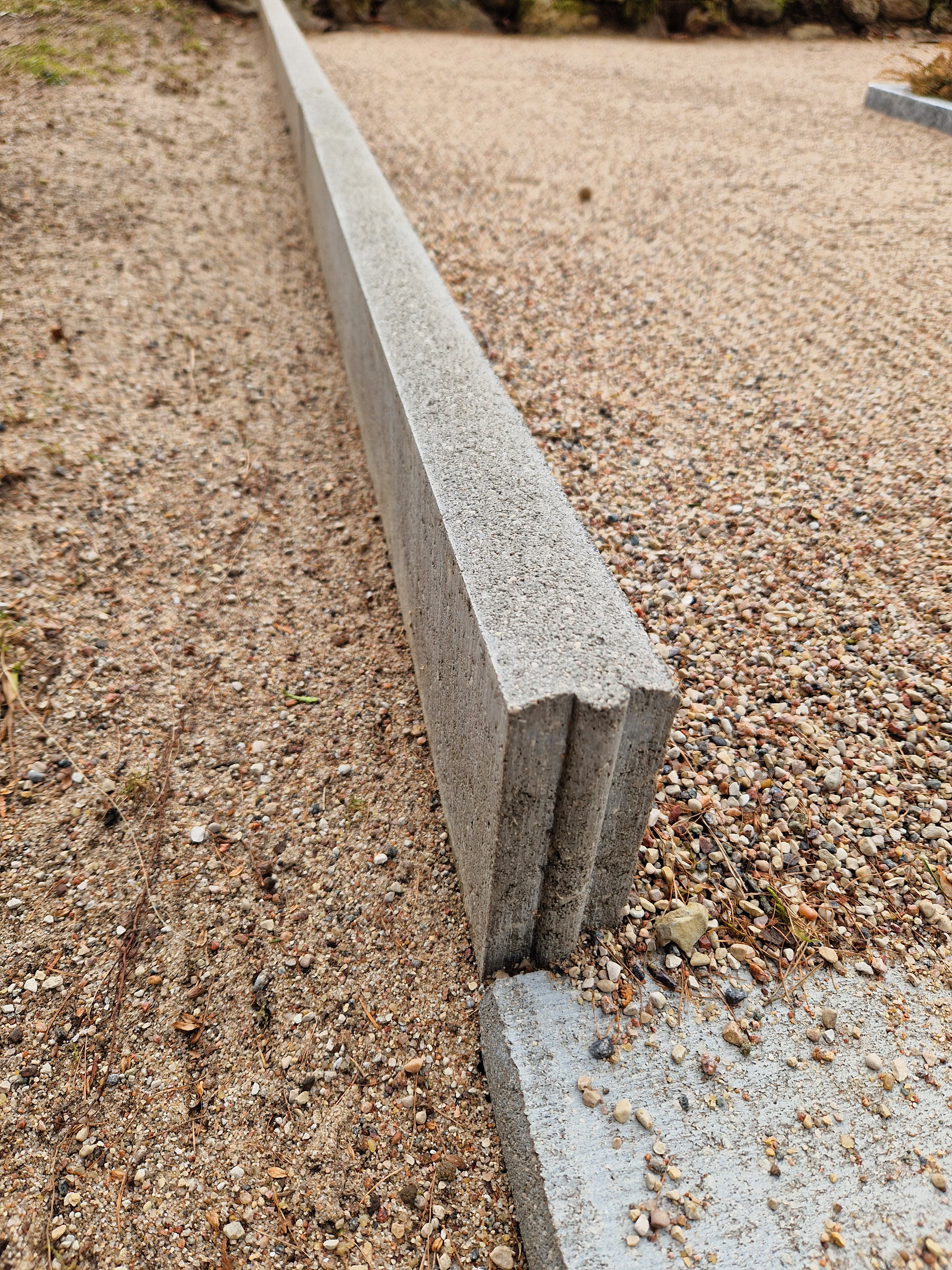 Šai betona maliņai kopšana pagaidām nav vajadzīga.