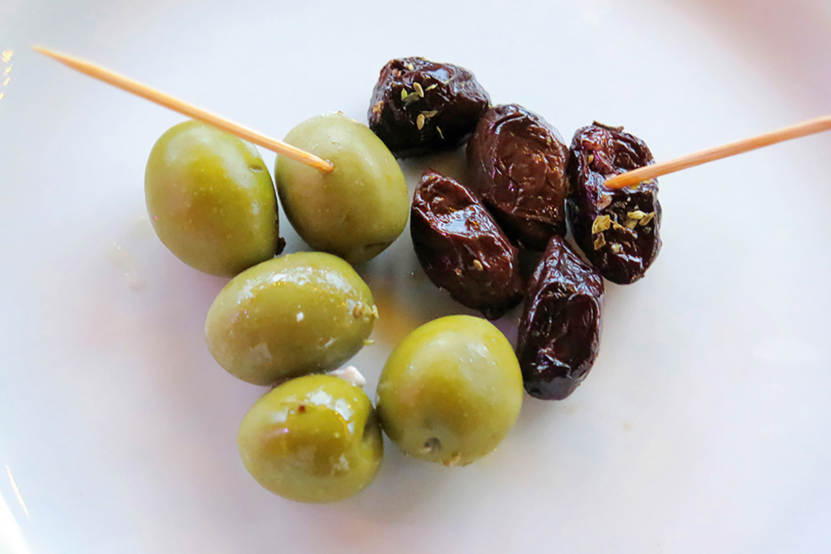Konservētas olīvas ir no pelēcīgi zaļa līdz tumši brūnganam tonim. Vistumšākās ir gardēžu iecienītās olīvas, kas kaltētas un tad aplietas ar eļļu un garšaugiem.