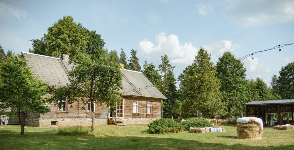 Danijas un Ērika īpašums – bijusī mežsarga māja "Vači" Skaņkalnes pagastā.