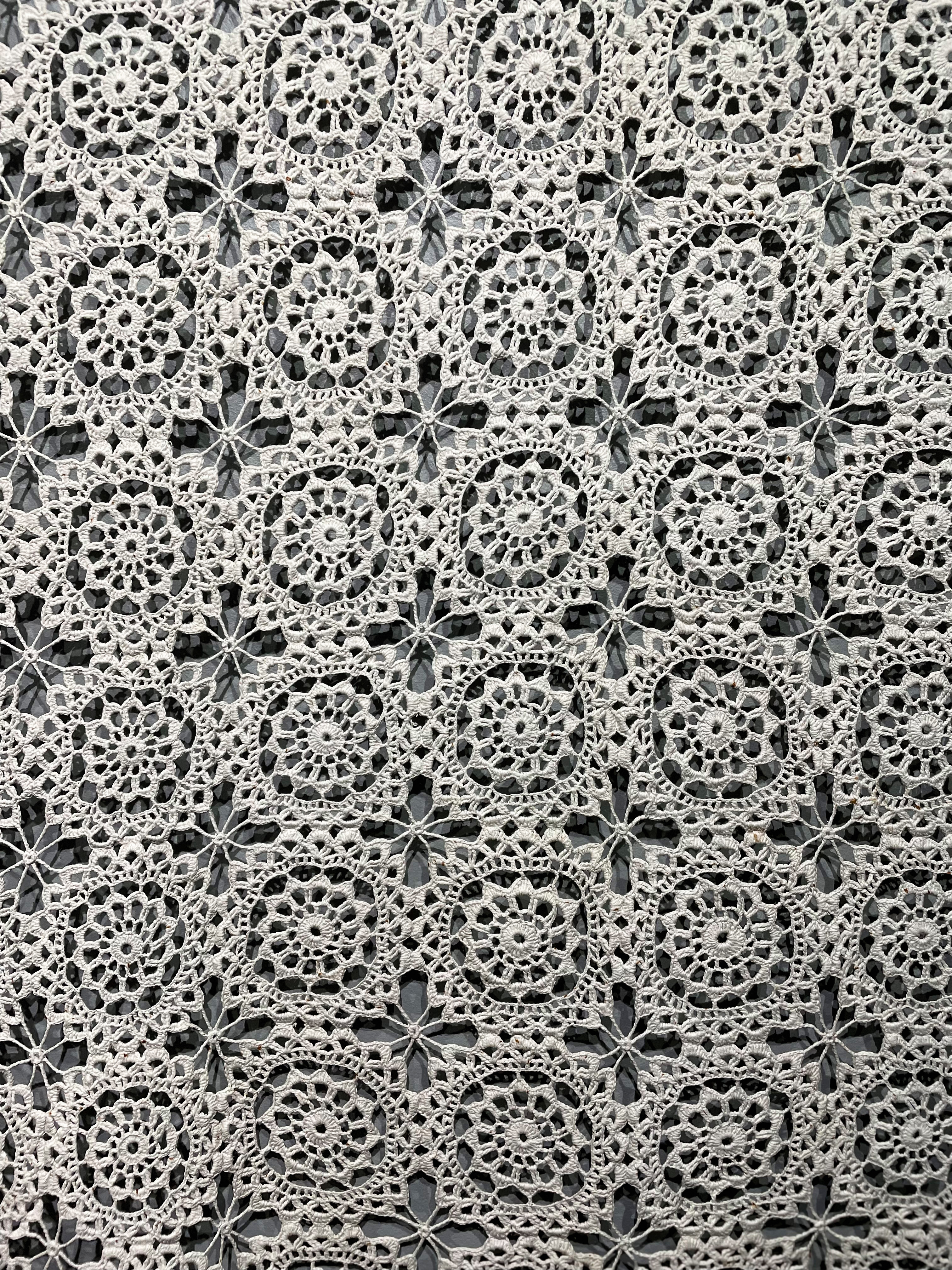 Inetas Krastiņas un Līgas Rimšēvicas foto no tamborējumu izstādes.