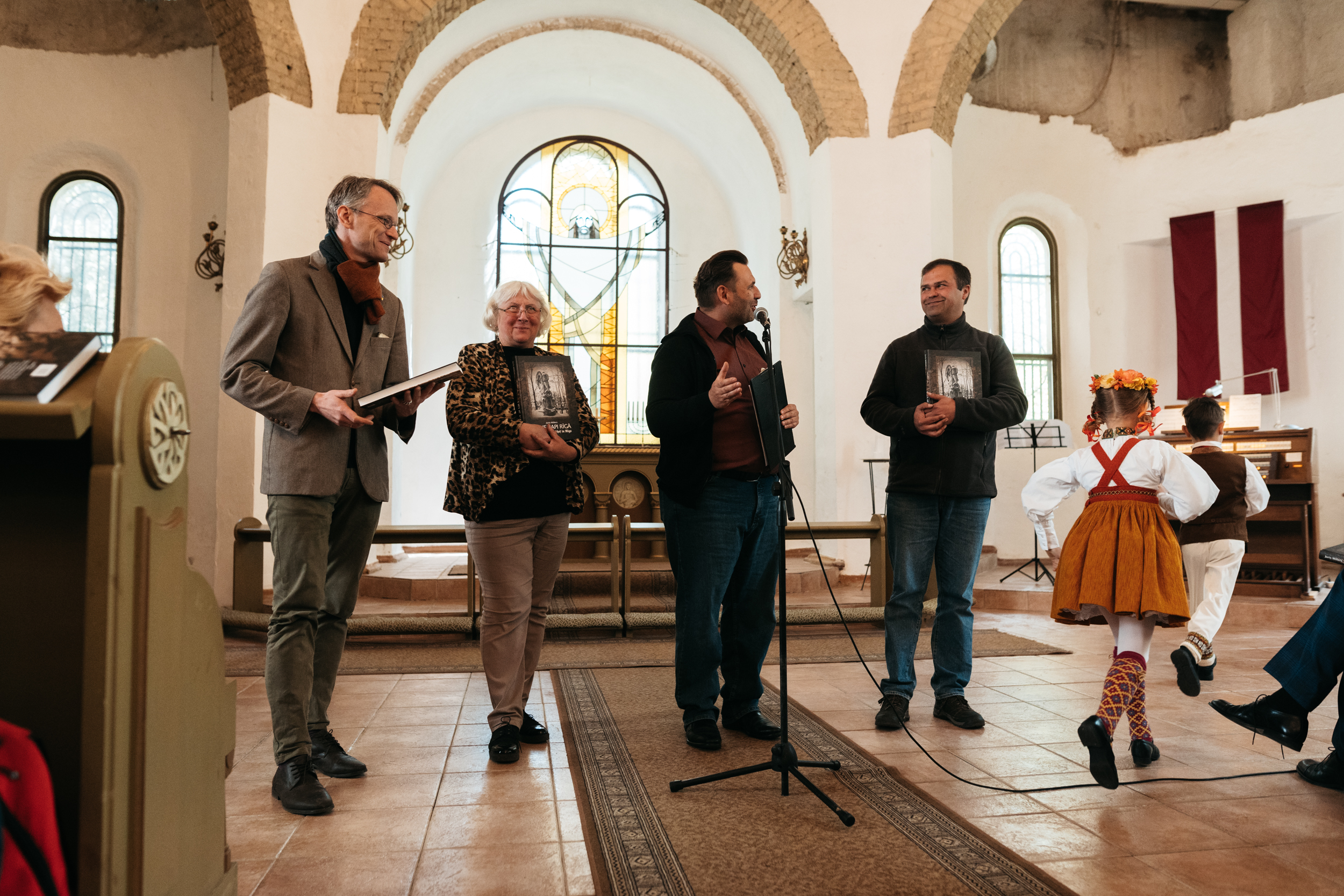 Grāmatas "Lielie kapi Rīgā" atvēršana.