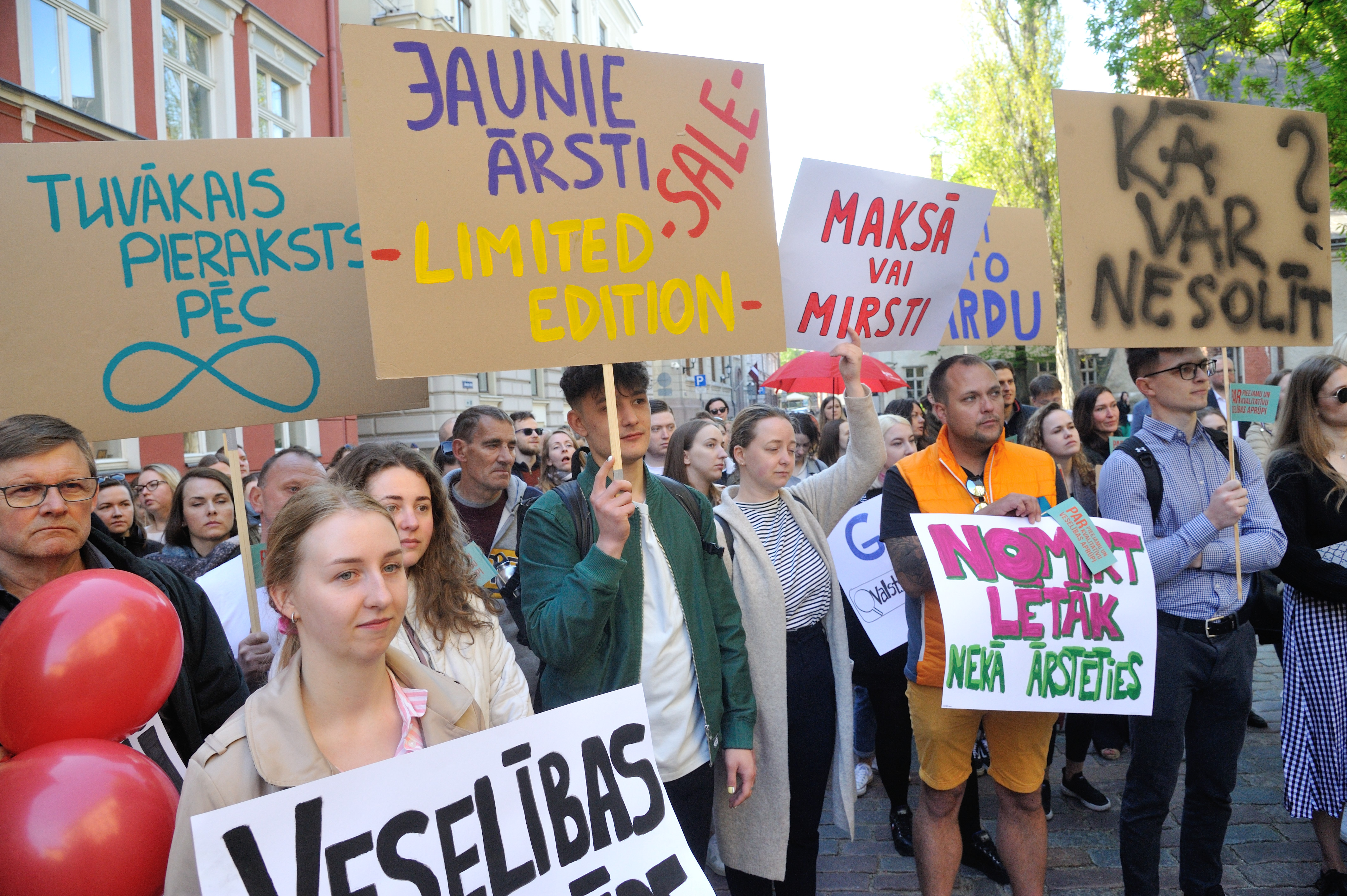 Mediķu protests pie Saeimas.