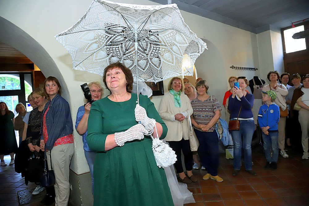 Rīgā, Mencendorfa namā, Muzeju naktī norisinājās tērpu un aksesuāru skate "Skaista mana zeme dzimtā", ko organizēja žurnāla "Praktiskie Rokdarbi" redakcija. Pasākumā piedalījās vairāk nekā 50 Latvijas
