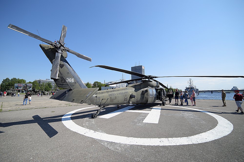 Pasažieru ostā piestāj NATO kuģi un tehnika. Helikopters.