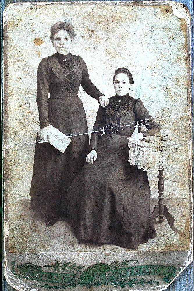 Sākotnējā īpašuma pirmā saimniece Madlene Marija Vēveris, dzimusi Jansons (sēž) (1873–1932). Blakus – viņas draudzene.