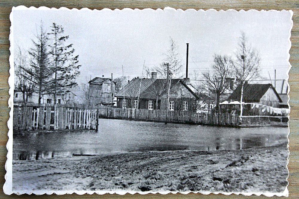 Pirmā – 19. gs celtā māja 1956. gada plūdos. Skats no Parādes ielas puses.