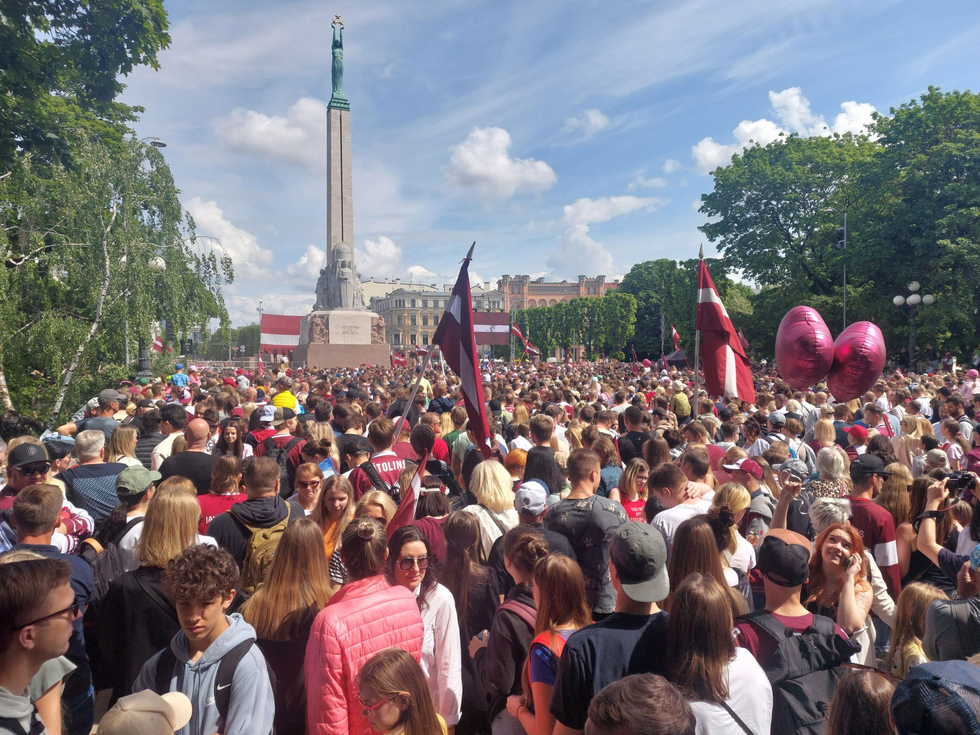 Desmitiem tūkstoši cilvēku pie Brīvības pieminekļa sagaida Latvijas hokeja izlasi.