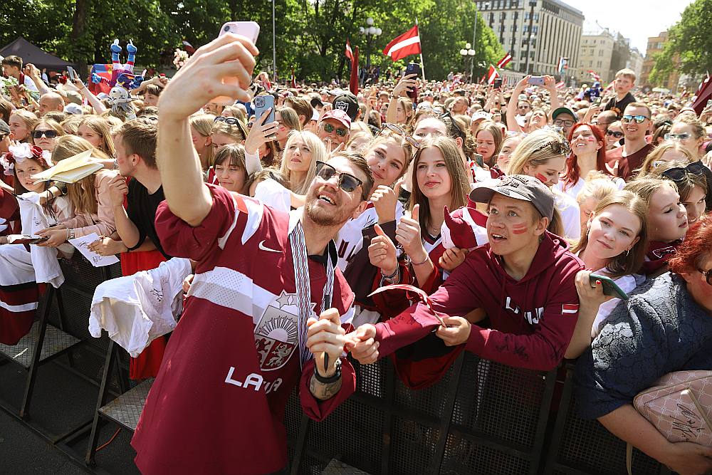 Vairāk nekā 30 000 cilvēku vakar pie Brīvības pieminekļa sveica Latvijas hokeja izlasi, kas aizvadīja vēsturisku pasaules čempionātu, pirmo reizi iekļūstot pusfinālā un mājup pārvedot bronzas medaļas.