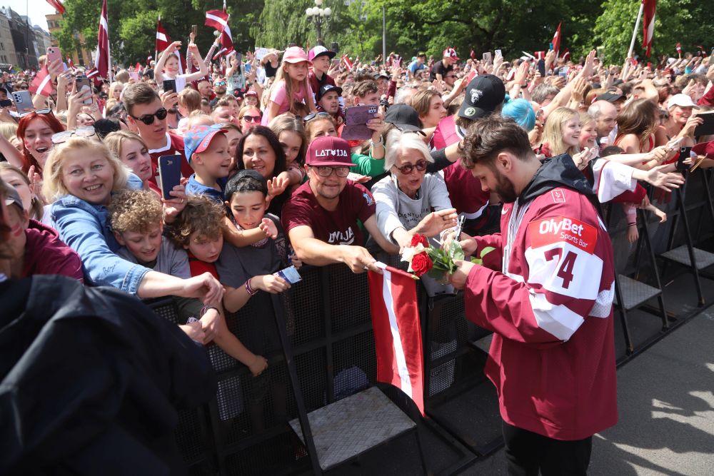 Latvijas hokeja izlases sagaidīšana pie Brīvības pieminekļa 29. maijā.
